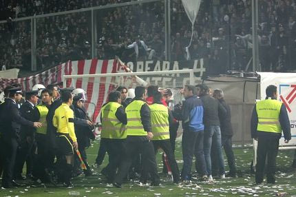 Καπνογόνα στη λήξη του αγώνα στο Γεντί Κουλέ