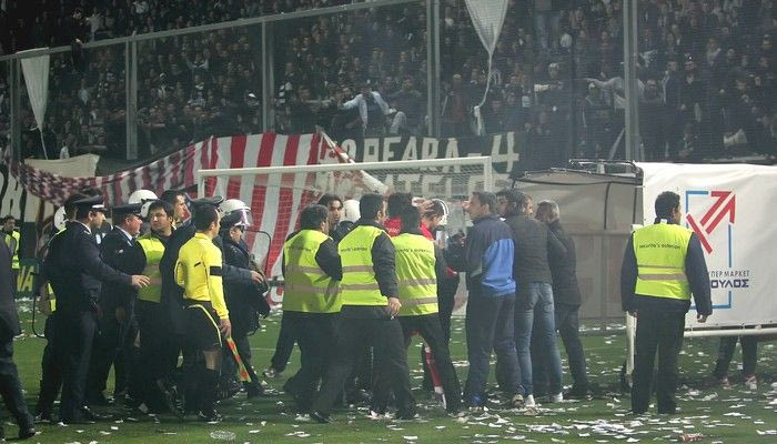 Καπνογόνα στη λήξη του αγώνα στο Γεντί Κουλέ