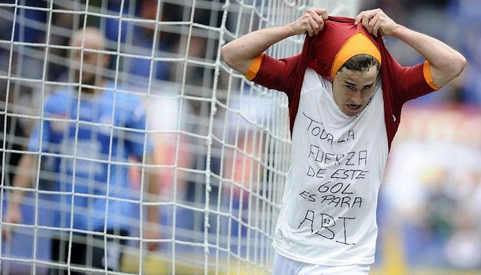 Το μπλουζάκι του Μπόγιαν για τον Αμπιντάλ