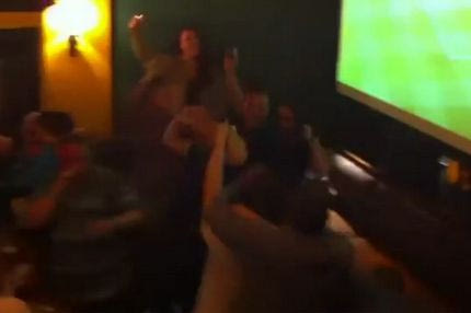 Οι ξέφρενοι πανηγυρισμοί των φίλων της Τσέλσι στο γκολ του Τόρες