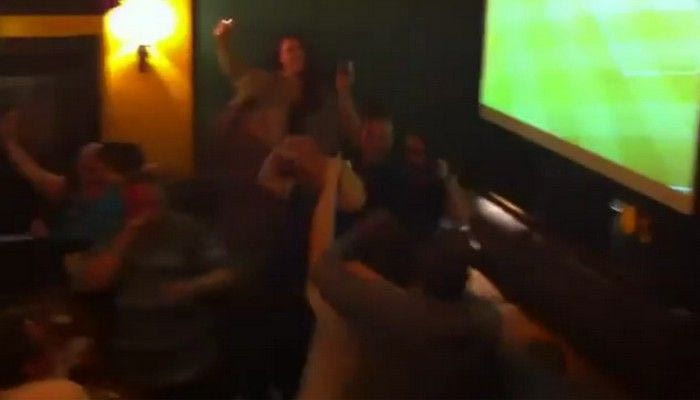 Οι ξέφρενοι πανηγυρισμοί των φίλων της Τσέλσι στο γκολ του Τόρες