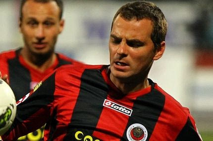 Αυτογκόλ από τη σέντρα!