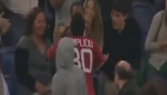 Σκόραρε και έκανε σπριντ για να φιλήσει τη γυναίκα του