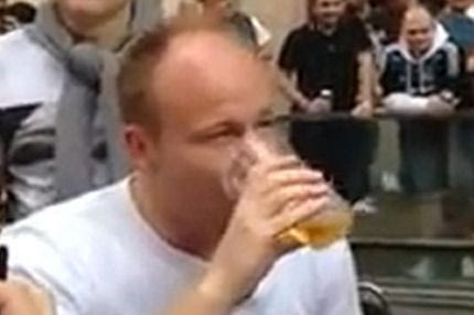 O αδερφός του Τέρι φωνάζει συνθήματα σε δρόμο της Βαρκελώνης