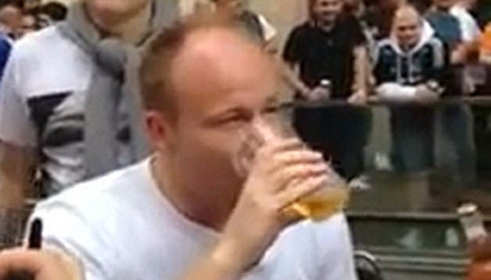 O αδερφός του Τέρι φωνάζει συνθήματα σε δρόμο της Βαρκελώνης