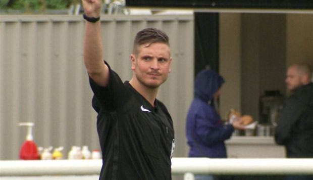 Αυτός είναι ο πρώτος επαγγελματίας γκέι διαιτητής