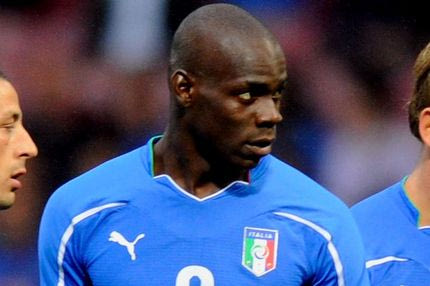 Μπαλοτέλι: “Θα σκοτώσω όποιον μου πετάξει μπανάνα”