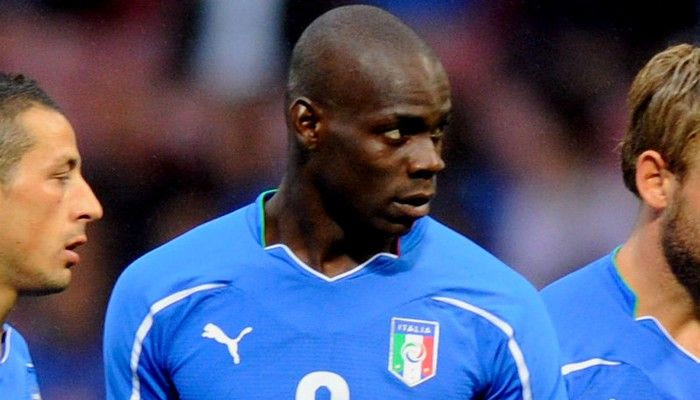 Μπαλοτέλι: “Θα σκοτώσω όποιον μου πετάξει μπανάνα”