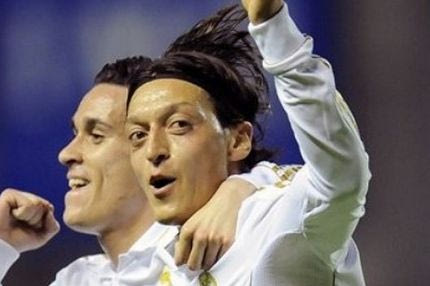 Στην αντεπίθεση ο Οζίλ για το θέμα της καταγωγής του