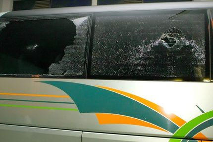 Πέτρες στο πούλμαν του Παναθηναϊκού, αναβλήθηκε ο πρώτος τελικός