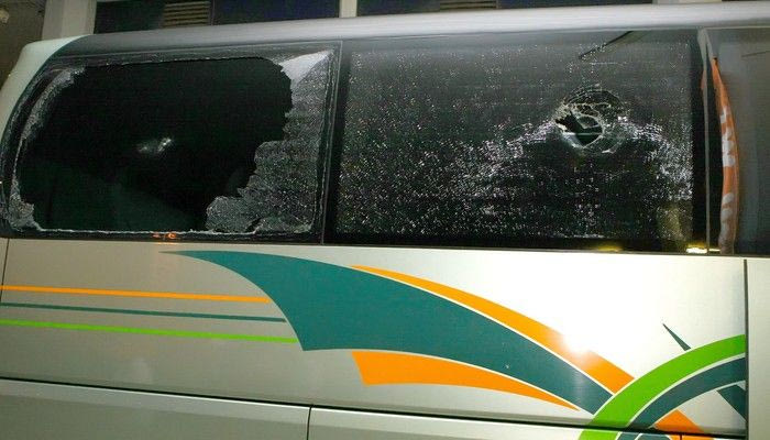 Πέτρες στο πούλμαν του Παναθηναϊκού, αναβλήθηκε ο πρώτος τελικός