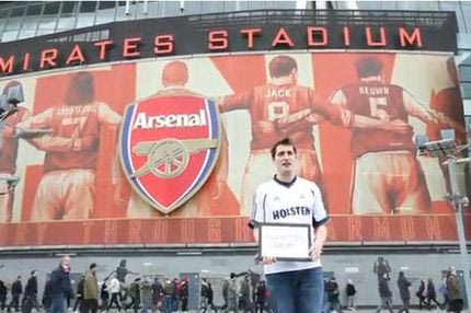 Με φανέλα της Τότεναμ έξω από το “Εμιρέιτς”