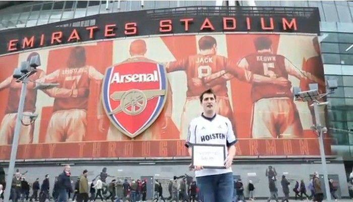 Με φανέλα της Τότεναμ έξω από το “Εμιρέιτς”