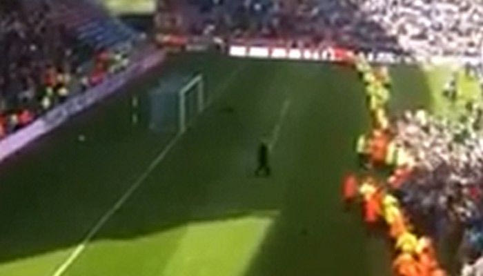 Οπαδός της Γουλβς ορμά σε εκατοντάδες της Γουίγκαν!