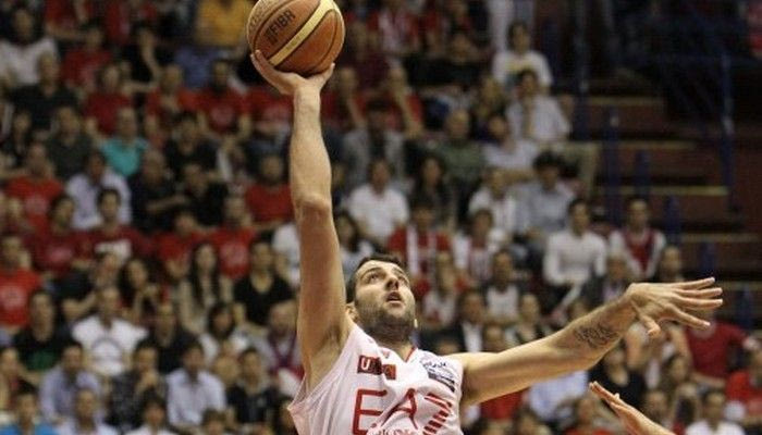 Όρθια με Μπουρούση η Αρμάνι