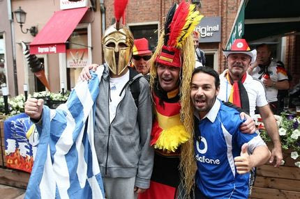 Γερμανοί φωνάζουν “Ελλάς-Ελλάς” (videos+photos)