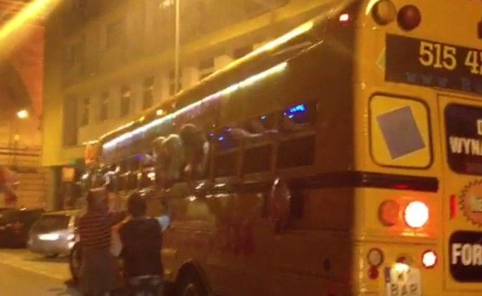 Έλληνες σταματούν λεωφορείο και πανηγυρίζουν