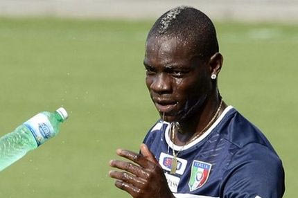 Ο Μπαλοτέλι “παίζει” με το σημαιάκι του κόρνερ