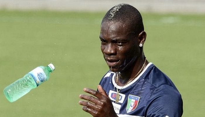 Ο Μπαλοτέλι “παίζει” με το σημαιάκι του κόρνερ