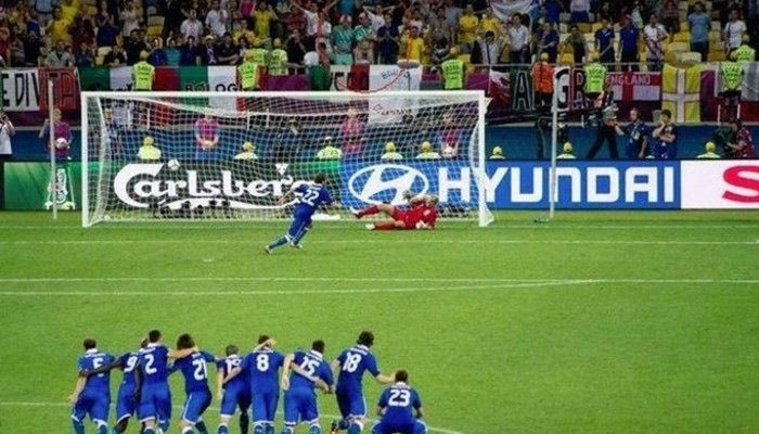 Γδύθηκε για να χάσει το πέναλτι! (photo)