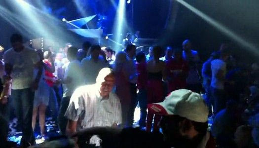 Γλέντι μέχρι πρωίας και τραγούδι για τον Θανάση