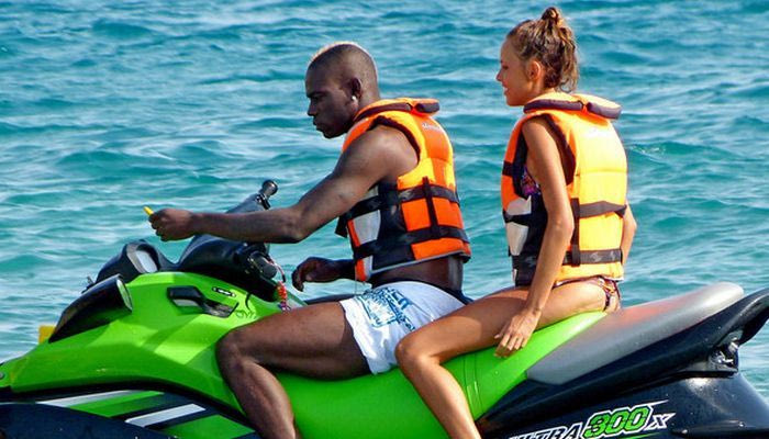 “Σκοράρει” και στις διακοπές ο Μπαλοτέλι