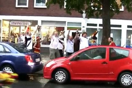 Ξέφρενοι πανηγυρισμοί σε παρκάρισμα γυναίκας-οδηγού!