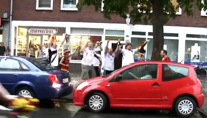 Ξέφρενοι πανηγυρισμοί σε παρκάρισμα γυναίκας-οδηγού!