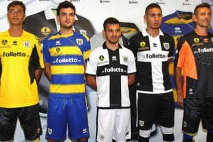 Ο Νίνης με τη φανέλα της Πάρμα