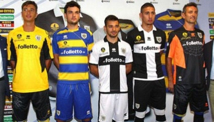 Ο Νίνης με τη φανέλα της Πάρμα