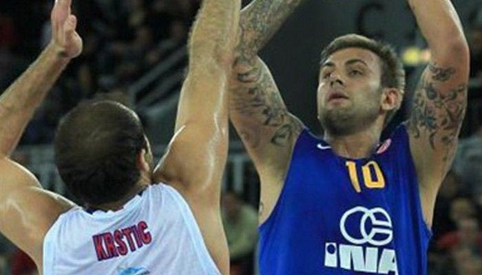 Με Κασούν στη ρακέτα