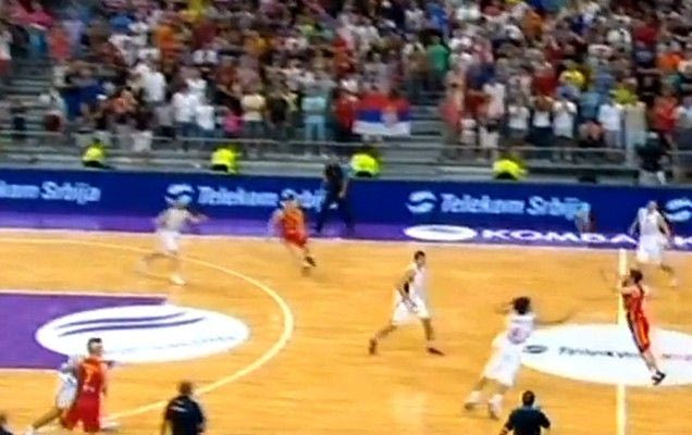 Απίστευτο τρίποντο buzzer beater από το Μαυροβούνιο