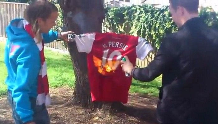 Στην… πυρά ο φαν Πέρσι