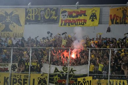 Επίσκεψη οπαδών στο ξενοδοχείο της ΑΕΚ