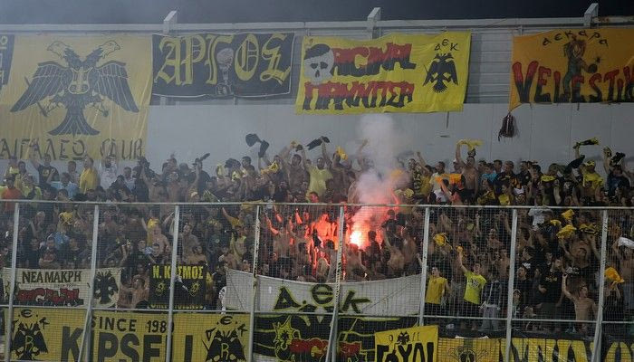 Επίσκεψη οπαδών στο ξενοδοχείο της ΑΕΚ