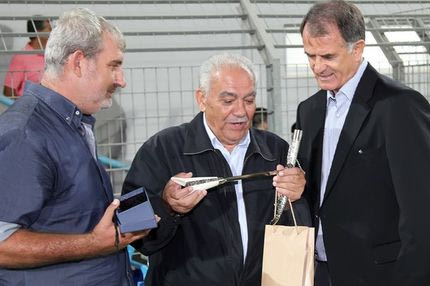 Δώρισαν κρητικό μαχαίρι στον Μπάγεβιτς