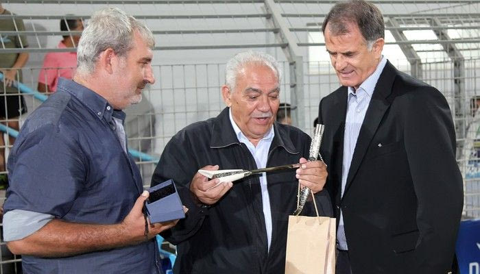 Δώρισαν κρητικό μαχαίρι στον Μπάγεβιτς