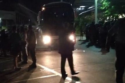 Φυγάδευσαν τους ποδοσφαιριστές, αποθεώθηκε ο Καρνέζης (videos)