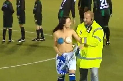 Γυμνή εισβολέας σε αγώνα ολλανδικού κυπέλλου