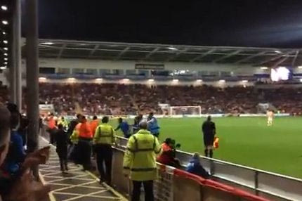 Σκόραρε και πανηγύρισε τρώγοντας hot dog!