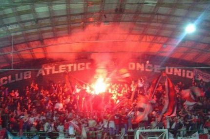 Oπαδοί της Κίλμες με πτώμα και φέρετρο στο γήπεδο