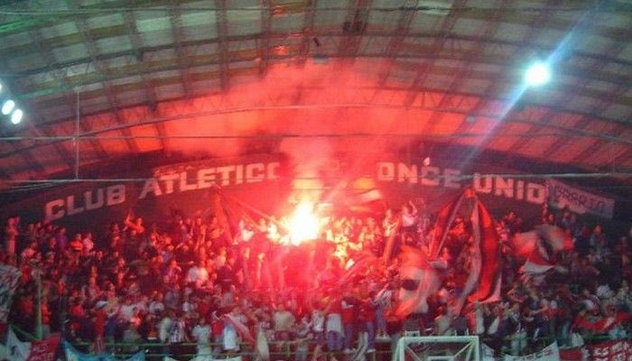 Oπαδοί της Κίλμες με πτώμα και φέρετρο στο γήπεδο