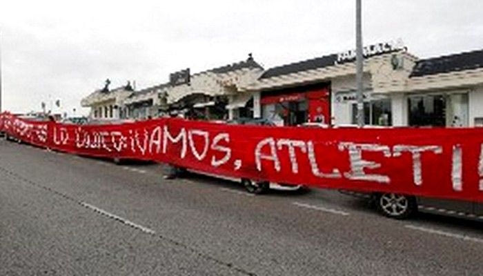 Απαίτησαν τη νίκη με πανό οπαδοί της Ατλέτικο