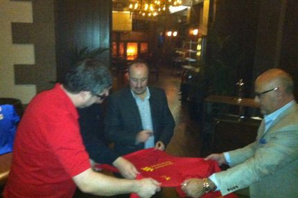 Ο Μπενίτεθ της Τσέλσι υπογράφει σε φανέλα της Λίβερπουλ