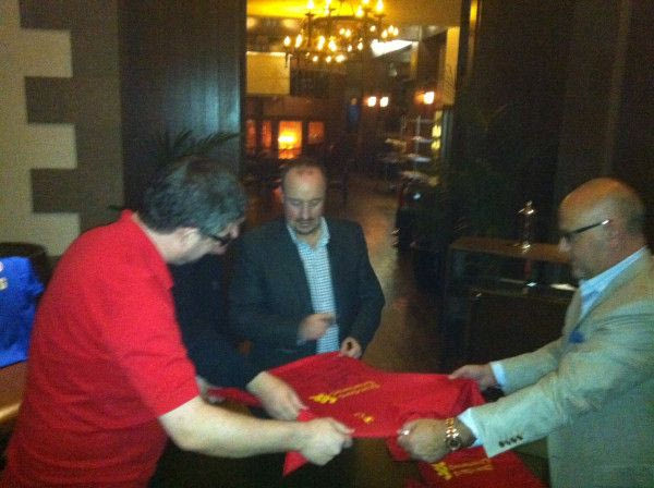 Ο Μπενίτεθ της Τσέλσι υπογράφει σε φανέλα της Λίβερπουλ