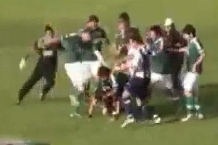 Διαιτητής “έφαγε” κλωτσιές στο κεφάλι