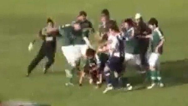 Διαιτητής “έφαγε” κλωτσιές στο κεφάλι