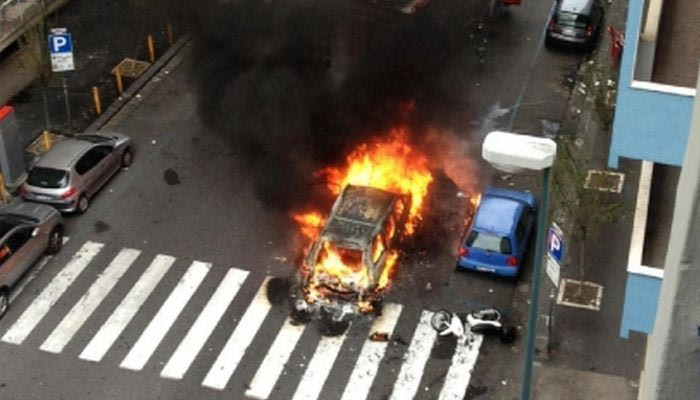 Φωτιές και καταστροφές από τους τιφόζι της Νάπολι