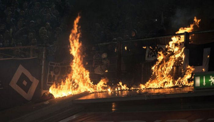 Έκαψαν τα πανό τους