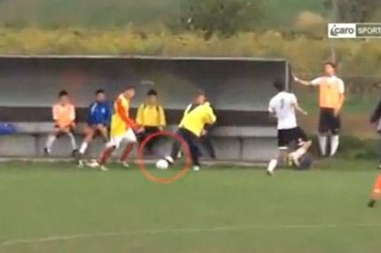 Προπονητής κάνει τάκλιν σε ποδοσφαιριστή